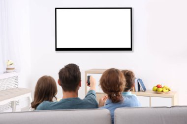 Aile ile uzak kanepede oturan ve evde, alan tasarım ekranında Tv izlerken hakim. Eğlence ve eğlence
