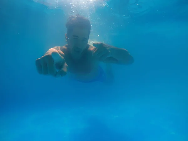 Pemuda Tampan Berenang Kolam Renang Pandangan Bawah Air — Stok Foto