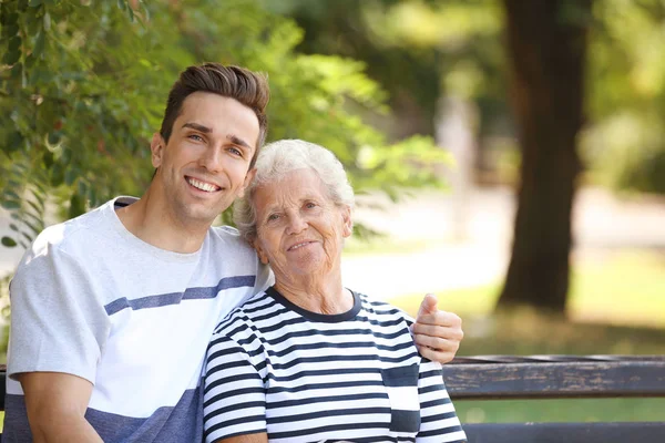 Man Med Äldre Mor Bänken Parken — Stockfoto