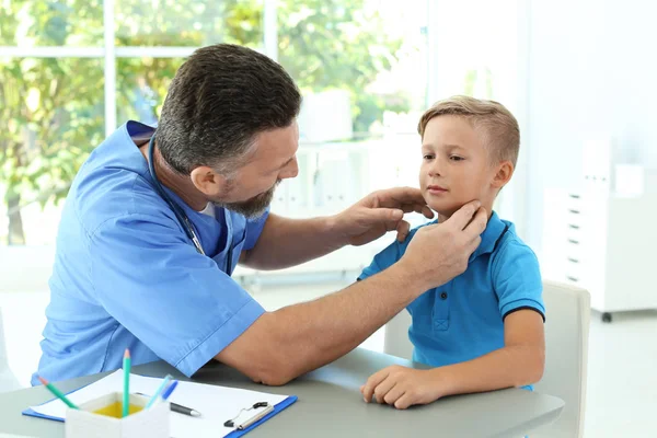 Чоловік Медик Який Вивчає Дитину Клініці — стокове фото