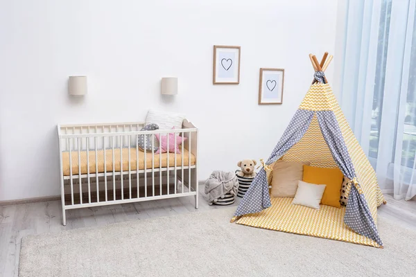 Acogedor Interior Habitación Del Bebé Con Tienda Juegos Juguetes —  Fotos de Stock