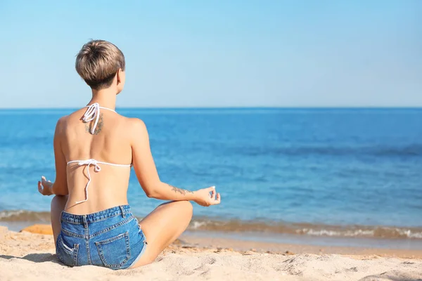Mujer Joven Meditando Playa Espacio Para Texto — Foto de Stock