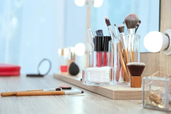 Organizzatore Con Prodotti Cosmetici Trucco Tavolo Vicino Specchio Spazio Testo — Foto Stock