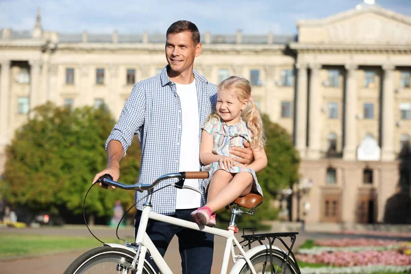 Щасливий Батько Його Дочка Велосипедом Відкритому Повітрі Сонячний День — стокове фото