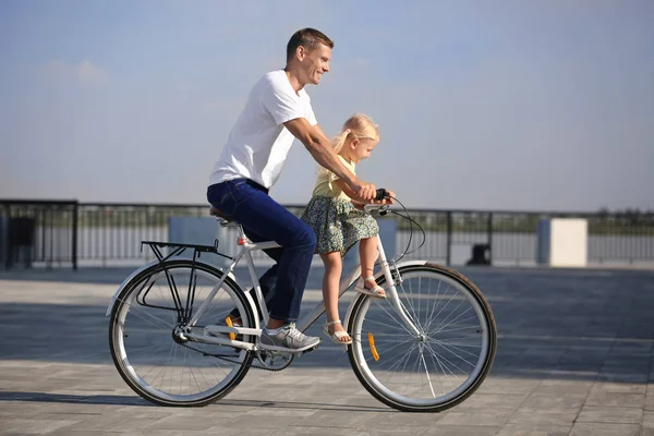 Père Fille Faisant Vélo Extérieur Jour Ensoleillé — Photo