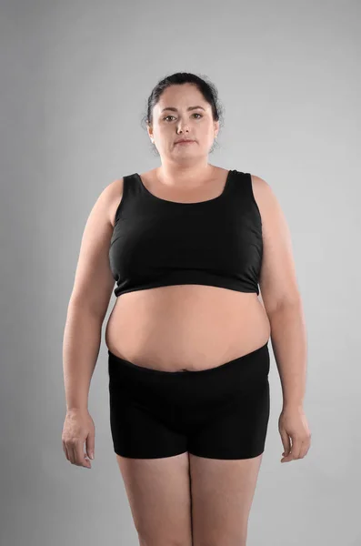 Tlustá Žena Šedém Pozadí Ztráta Hmotnosti — Stock fotografie