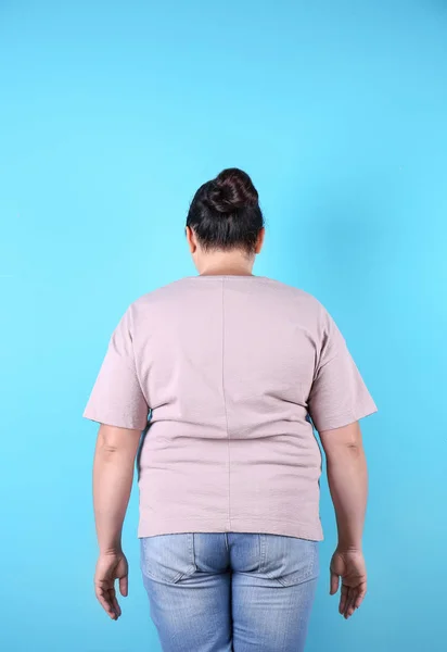 Dicke Frau Auf Farbigem Hintergrund Gewichtsverlust — Stockfoto