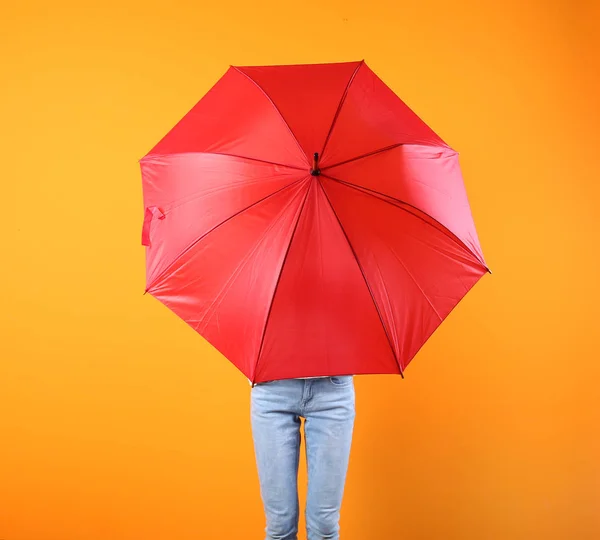 Femme Cachant Derrière Parapluie Rouge Sur Fond Couleur — Photo