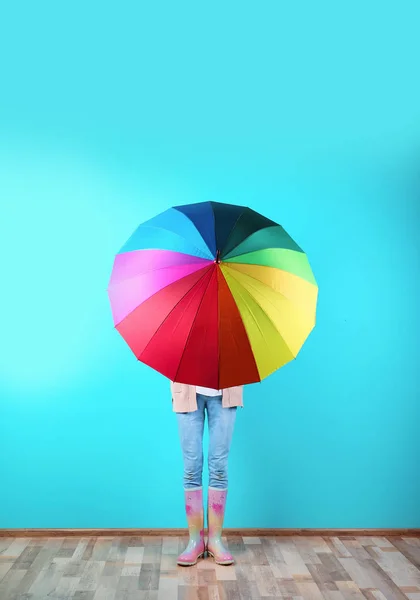 Женщина Прячется Радужным Зонтиком Рядом Цветной Стеной — стоковое фото