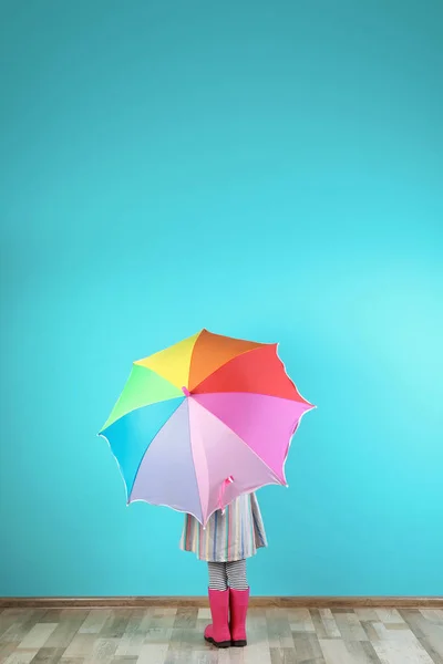 Gökkuşağı Şemsiye Renk Duvarının Yakınında Olan Küçük Kız Metin Için — Stok fotoğraf