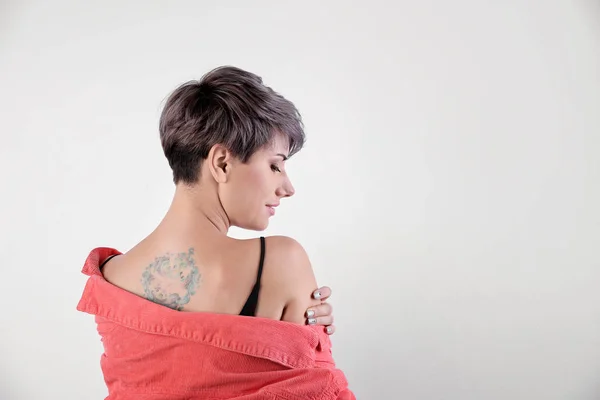 Jovem Moda Com Tatuagem Fundo Branco Espaço Para Texto — Fotografia de Stock