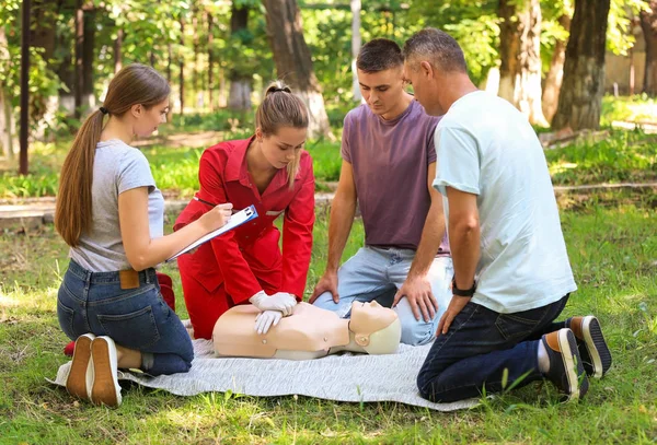 Groep Mensen Met Ehbo Klasse Met Etalagepop Buitenshuis — Stockfoto