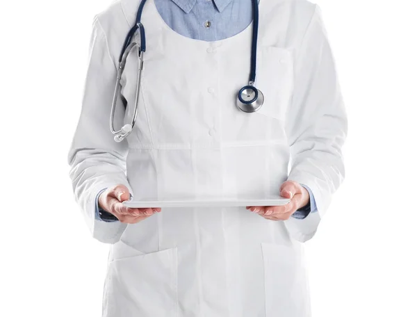 Dokter Wanita Memegang Tablet Modern Dengan Latar Belakang Putih Menutup — Stok Foto