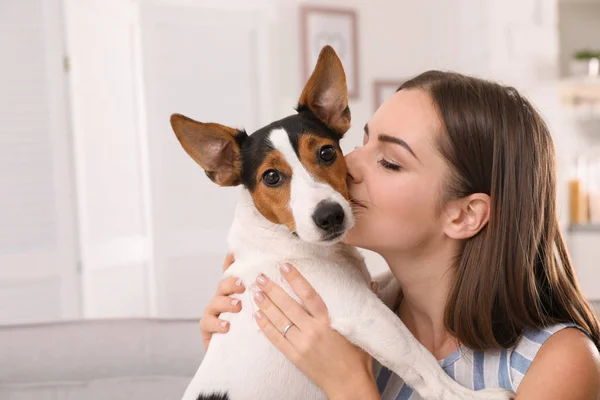 Mooie Vrouw Haar Hond Thuis Knuffelen — Stockfoto