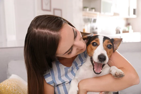 Mooie Vrouw Haar Hond Knuffelen Bank Thuis — Stockfoto