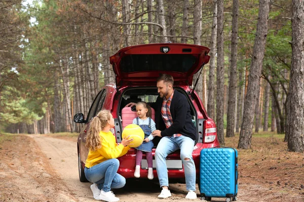 Ung Familj Med Resväskor Och Bil Skogen — Stockfoto