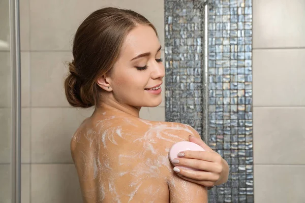 Hermosa Mujer Joven Tomando Ducha Con Jabón Baño —  Fotos de Stock