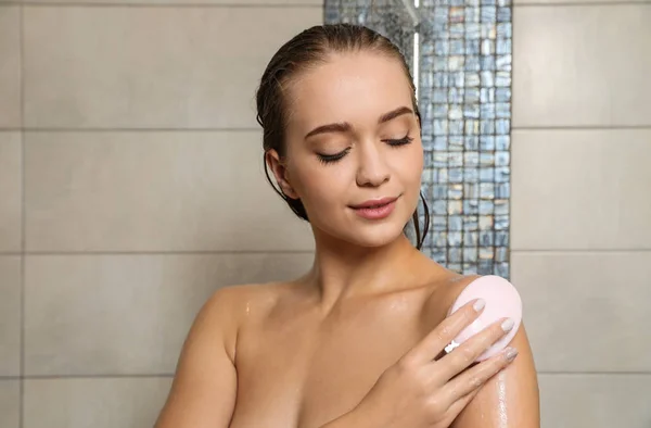 Όμορφη Νεαρή Γυναίκα Λαμβάνοντας Ντους Σαπούνι Στο Μπάνιο — Φωτογραφία Αρχείου