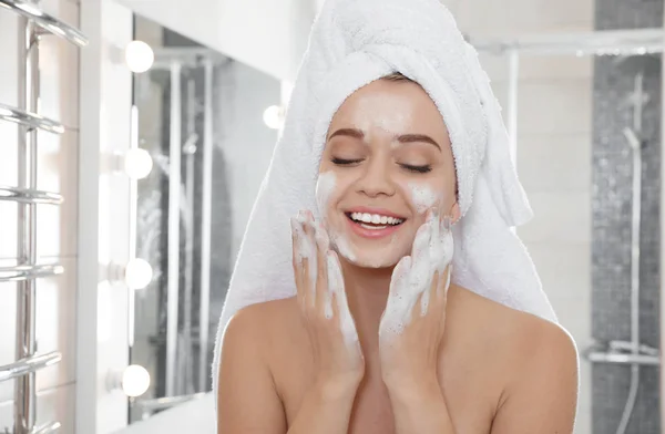 Mujer Joven Lavando Cara Con Jabón Baño —  Fotos de Stock