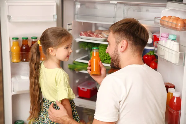 Pai Jovem Com Filha Tomando Suco Geladeira Casa — Fotografia de Stock