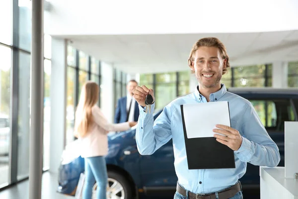 Vendedor Com Prancheta Chaves Carro Concessionária Automóveis Moderna — Fotografia de Stock