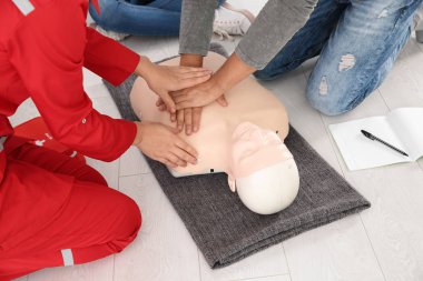 Grup dersi manken ilkyardım sınıf kapalı, closeup, tarih Cpr pratiği ile insan