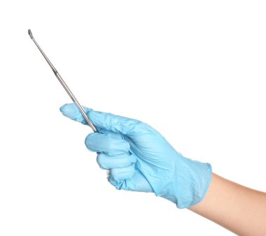 Steril eldiven tıbbi alet beyaz arka plan üzerinde tutan doktor