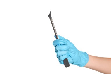 Steril eldiven tıbbi alet beyaz arka plan üzerinde tutan doktor