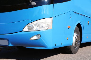 Yolda, Far odaklanmak modern mavi otobüs. Yolcu taşımacılığı