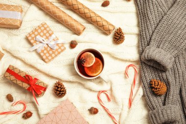 Fincan sıcak örme şal sıcak kış içki ile düz yatıyordu kompozisyon. Rahat sezon