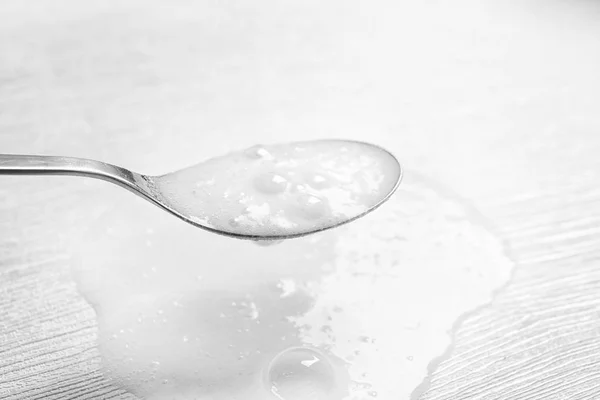 Reacción Química Vinagre Bicarbonato Sodio Cuchara Sobre Mesa Madera Blanca — Foto de Stock