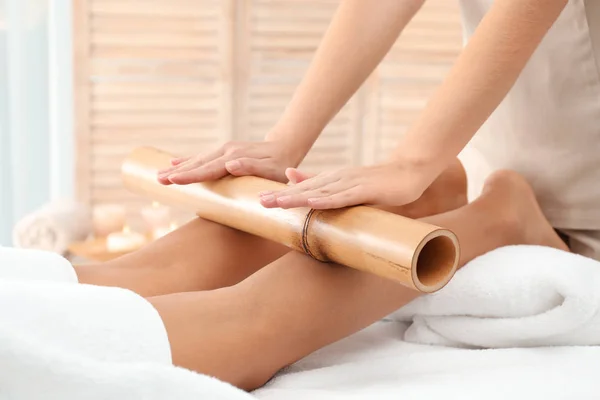 Mulher Fazendo Massagem Com Bambu Centro Bem Estar Close — Fotografia de Stock