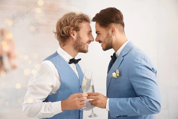 Gelukkig Jonggehuwde Homo Paar Met Glazen Champagne Thuis — Stockfoto