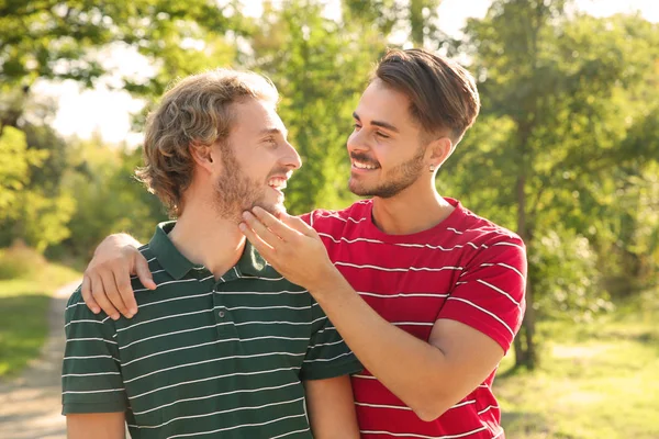 Retrato Feliz Pareja Gay Sonriendo Parque —  Fotos de Stock