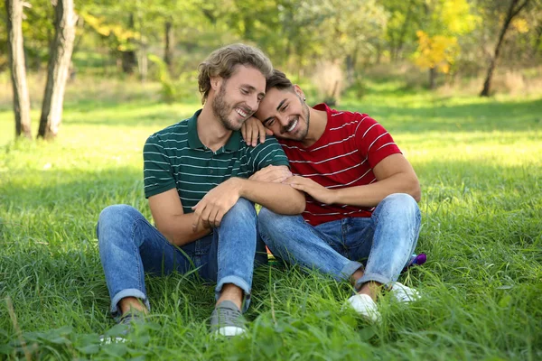 Retrato Feliz Pareja Gay Sentado Hierba Parque —  Fotos de Stock