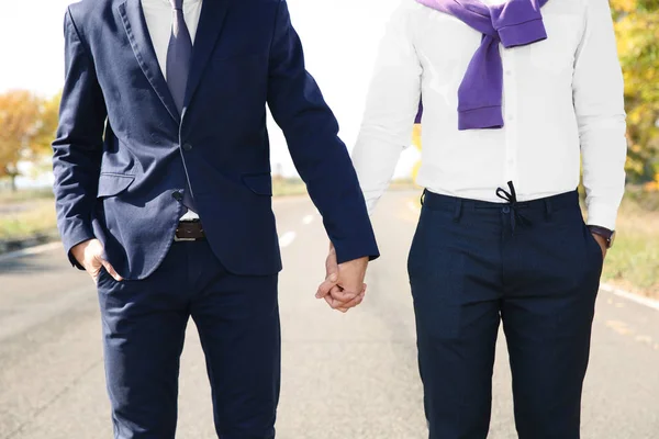 Gay Paar Hand Hand Buitenshuis Close Weergave — Stockfoto