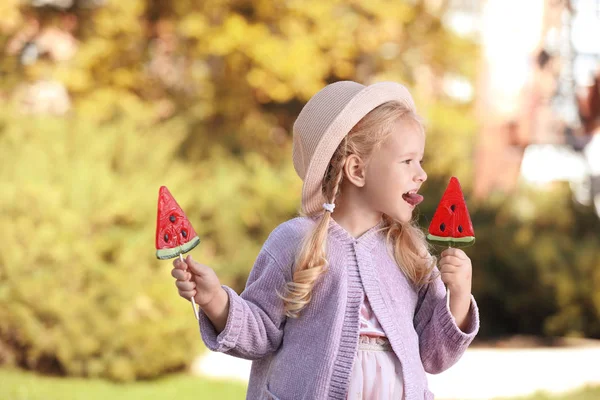 Söt Liten Flicka Med Välsmakande Godis Utomhus — Stockfoto