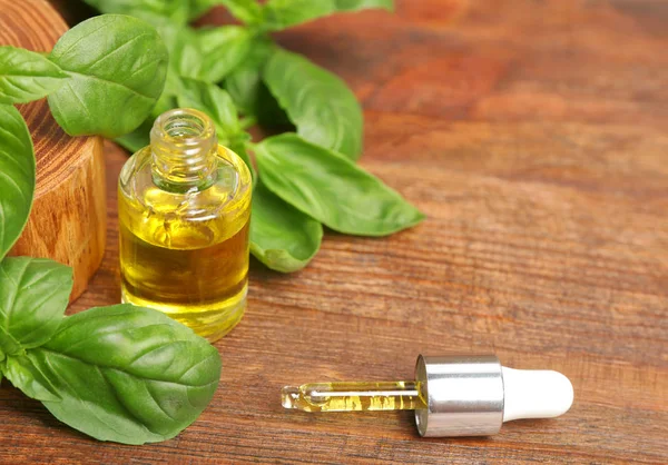 Glazen Flesje Olie Met Basilicum Ruimte Voor Tekst Houten Tafel — Stockfoto