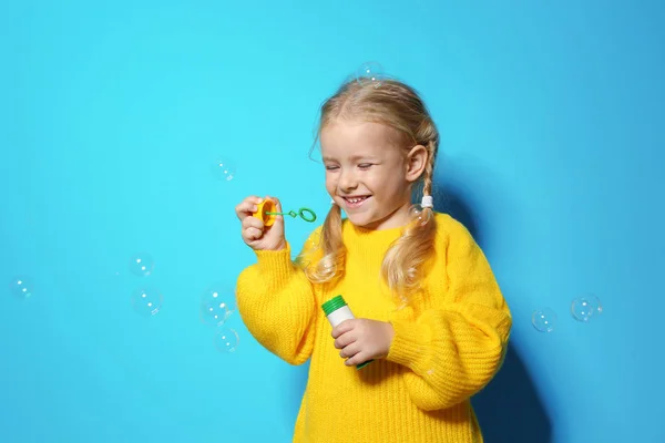 Милая Маленькая Девочка Пускающая Мыльные Пузыри Цветном Фоне — стоковое фото