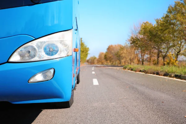 Ônibus Azul Moderno Estrada Foco Farol Transporte Passageiros — Fotografia de Stock