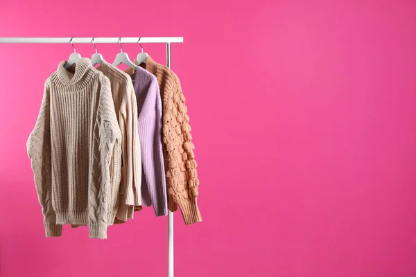 Colección Suéteres Calientes Colgando Estante Contra Fondo Color Espacio Para —  Fotos de Stock