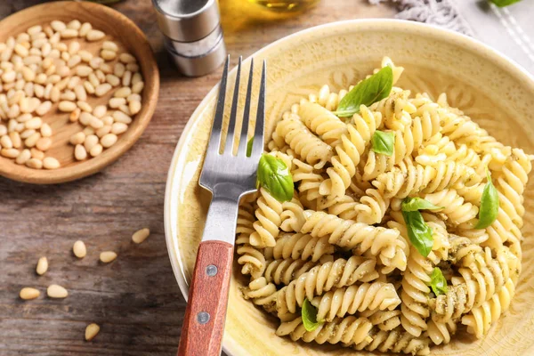 Teller Mit Köstlichen Basilikum Pesto Pasta Serviert Zum Abendessen Auf — Stockfoto