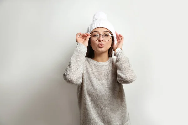 Belle Jeune Femme Pull Chaud Avec Chapeau Sur Fond Blanc — Photo