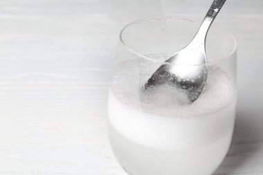 Sirke ve kabartma tozu cam masa üzerinde kimyasal reaksiyon. Metin için yer