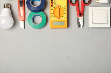 Elektrikçi araçları ve gri arka plan üzerinde metin için yer düz yatıyordu kompozisyonu