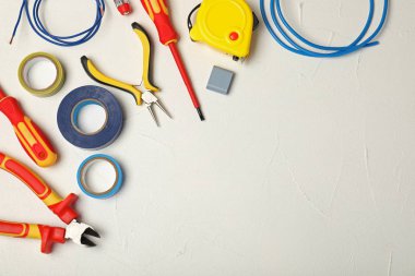 Elektrikçi araçları ve açık renkli metin için yer düz yatıyordu kompozisyonu