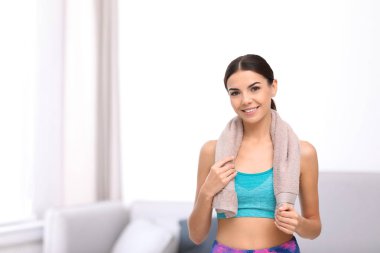 Havluyla kapalı spor giyim güzel genç kadın. Metin için yer
