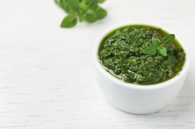 Ev yapımı fesleğen pesto sos kase masada