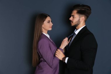 Onun erkek arkadaşı koyu arka plan üzerinde taciz kadın. İş yerinde cinsel taciz