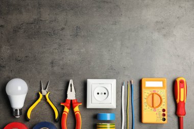 Elektrikçi araçları ve gri arka plan, düz metin için yer
